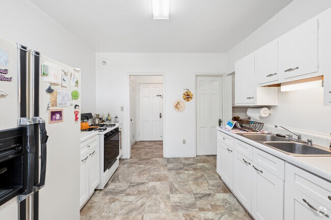 2BR, 1BA - 1,600SF - Kitchen