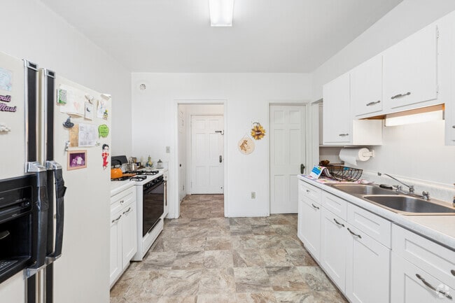 2BR, 1BA - 1,600SF - Kitchen - Johnson Apartments