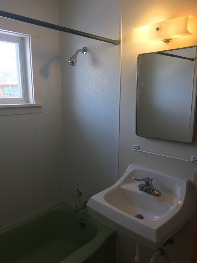 Photo - Great Location - 2 bedroom 1 bath duplex unit