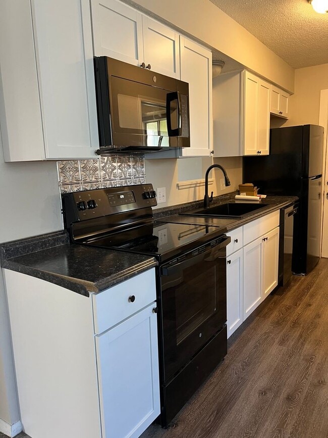 Building Photo - Remodeled 2 bedroom, 1 bathroom duplex Rental