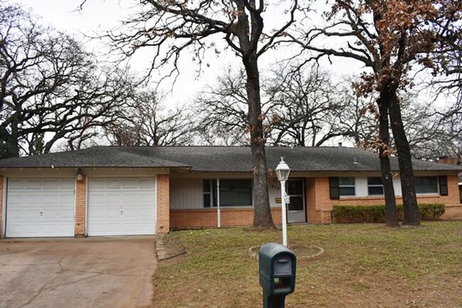 Building Photo - 612 Hillview Dr