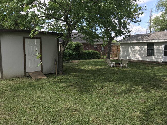 Photo - 906 Old Angleton Rd