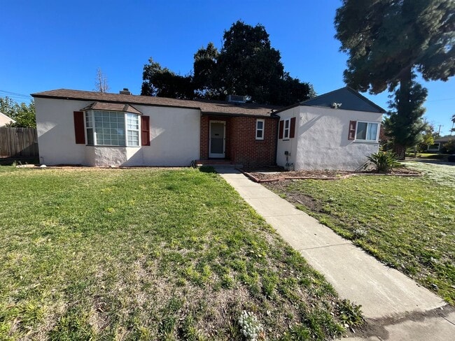 Building Photo - 1004 Occidental Dr Unit Front House