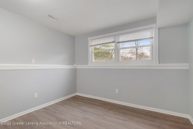 Photo - 858 E Greenlawn Ave Apartment