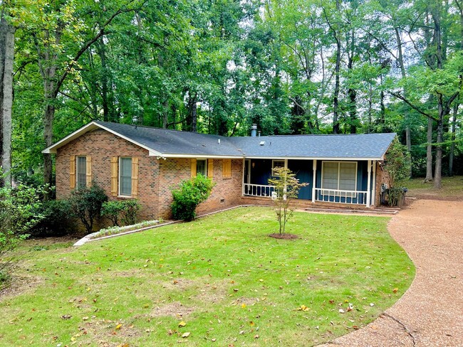 Building Photo - Spacious Home Conveniently Located close t...