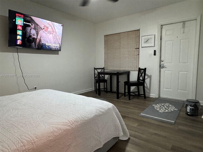 5639 Lincoln St Unit 3