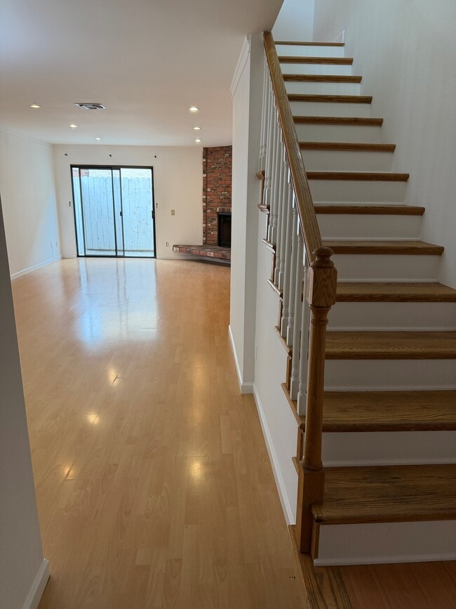 Building Photo - 557 E Tujunga Ave Unit H
