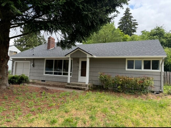 Building Photo - Beautiful 3 bedroom 1.5 bath house with a huge yard!