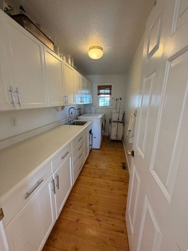 Photo - Beautiful 4 bedroom, 3 bathroom Home with a pool!!