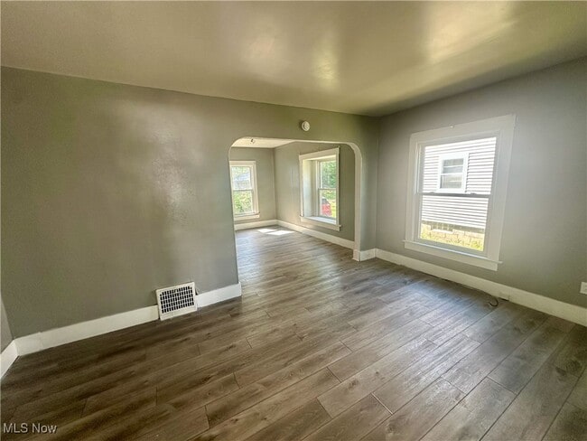 Building Photo - 2302 9th St SW