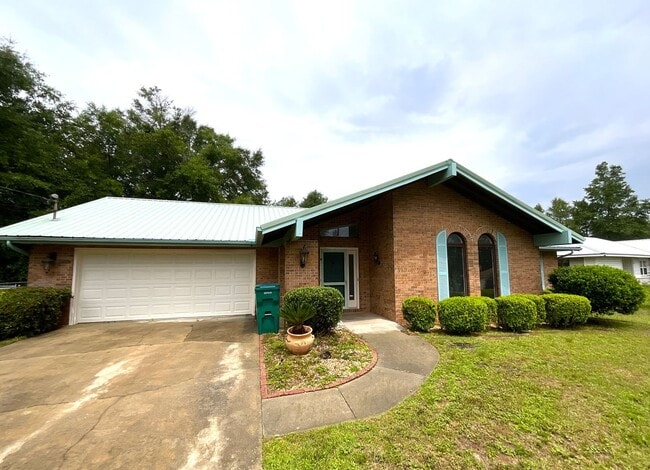 Building Photo - Fantastic 3/2 Home in Sunny Hills w/ 2-Car Garage & Lawn Maintenance