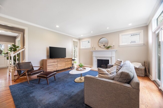 Photo - 735 W 8th St