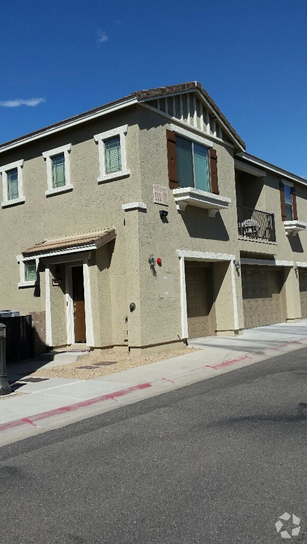 Building Photo - 2 bedroom /2 bath with a garage located in... Unit 332 Rental