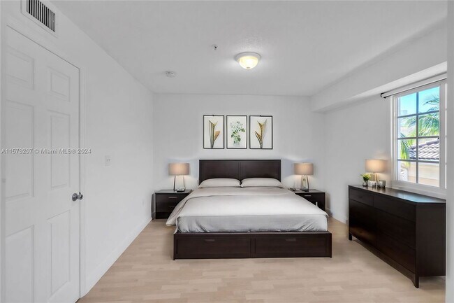 Photo - 2921 NE 185th St