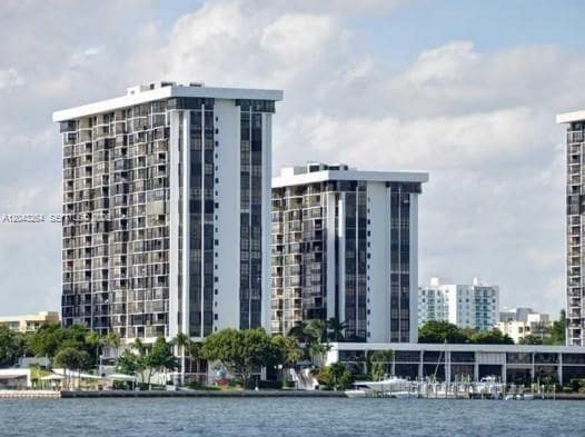 Building Photo - 1901 Brickell Ave Unit B1007