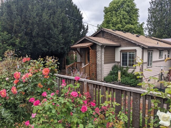Building Photo - Great Location! Welcome Gardners! Tons of nice amenities ! * Landscape Service is Included *