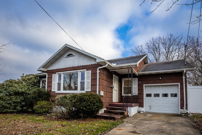 Building Photo - 610 Russell St