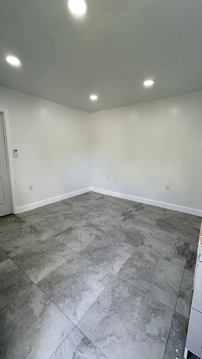 Photo - 751 81st St Unidad #2