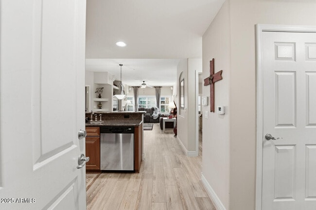 Building Photo - 5350 E Deer Valley Dr Unit 1399