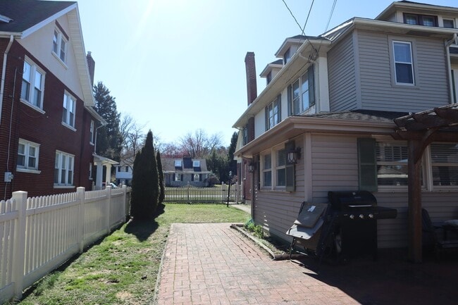Building Photo - 615 Country Club Rd Unit 2 Rental
