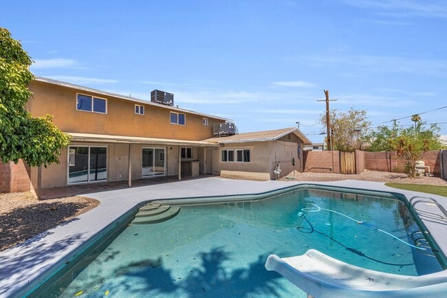 Photo - 6 Bedrooms, 3 Bath,  Pool CLOSE TO ASU (Rural & Broadway)
