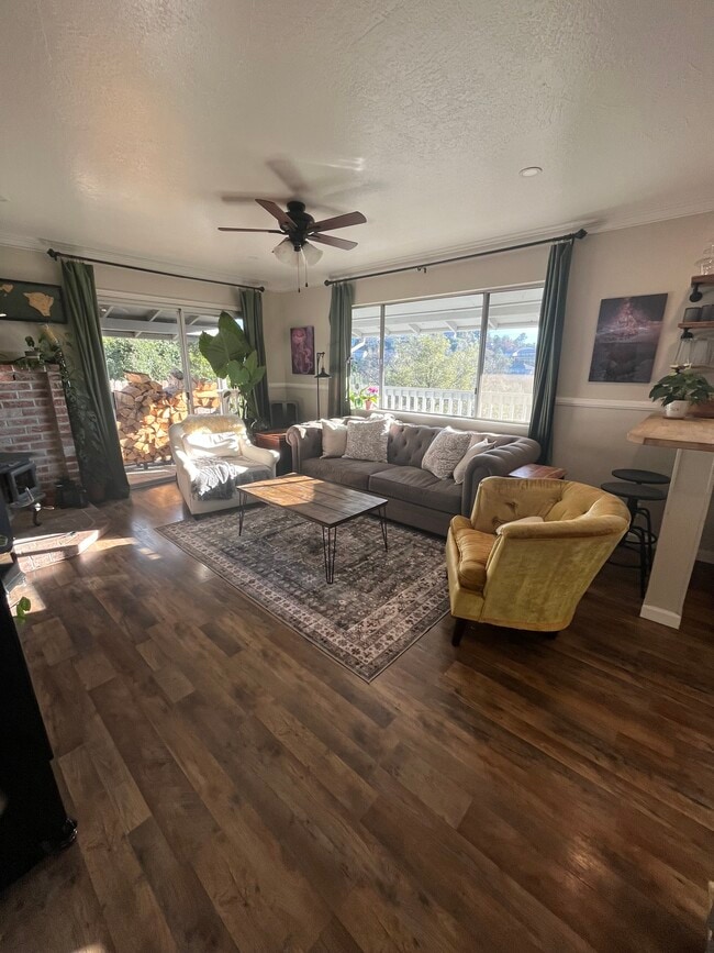 Photo - 564 E Jackson St