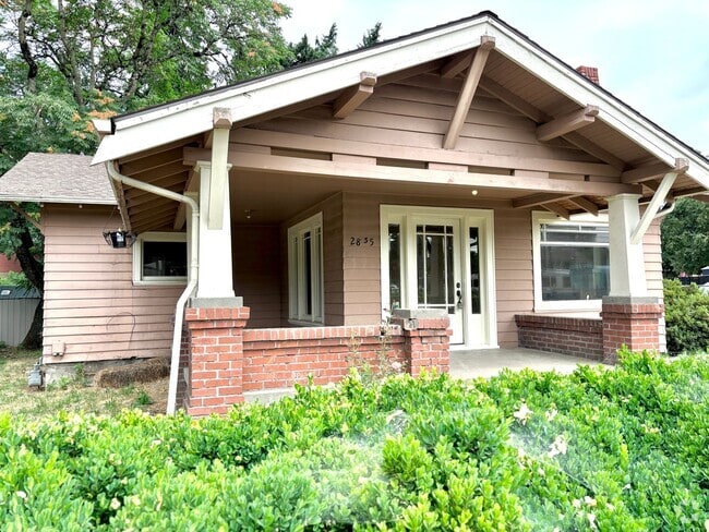 Building Photo - Historic Milwaukie 3 bedroom bungalow with... Rental