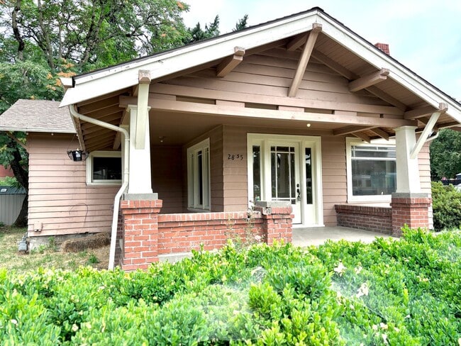 Building Photo - Historic Milwaukie 3 bedroom bungalow with... Rental
