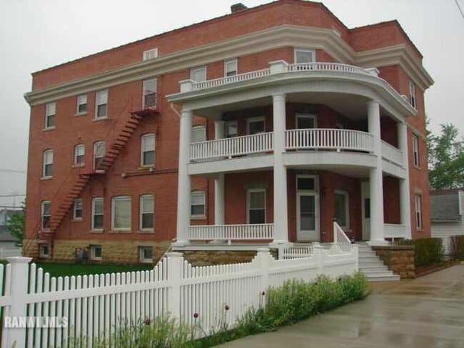 Building Photo - 118 E Railroad, Apt#8-Apt#8 Unit Apt#8