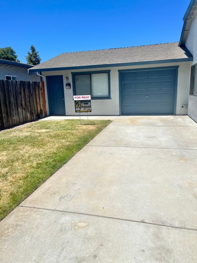 Building Photo - MUST SEE!! One Bedroom One Bath Duplex In ...
