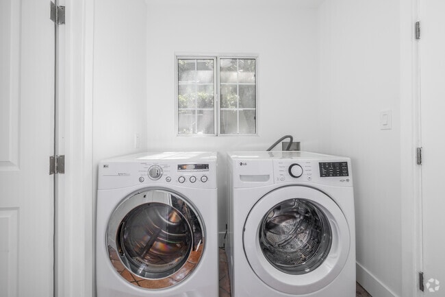 4BR, 2BA - 2,000SF - Laundry