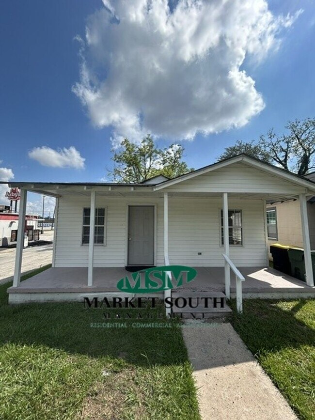 Building Photo - AFFORDABLE WESTSIDE HOME