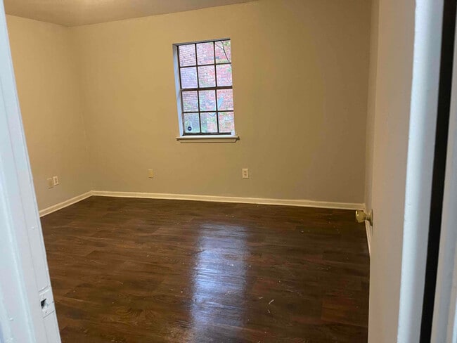 Photo - 406 Scotsdale St