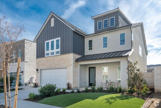 Building Photo - Model-Perfect 5 Bedroom Home in Valencia!