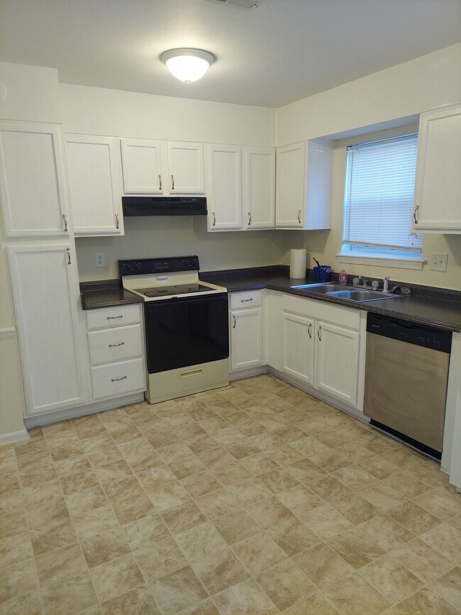 Photo - Colonial Manor