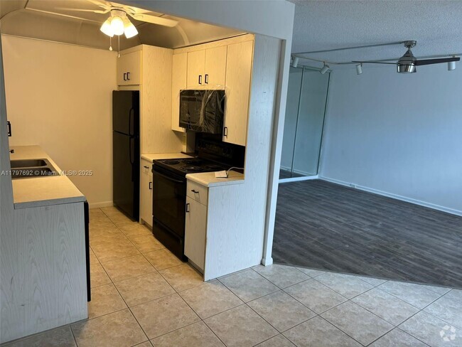 Building Photo - 2081 Exeter Unit E Rental