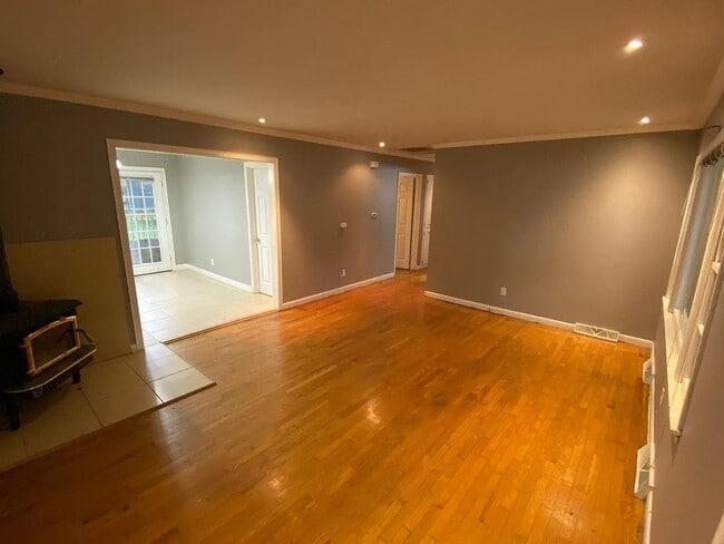 Photo - 3 Bed 1 Bath For Rent - Springfield