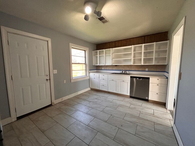 Photo - 4 Bed 1 Bath *SECTION 8 APPROVED*