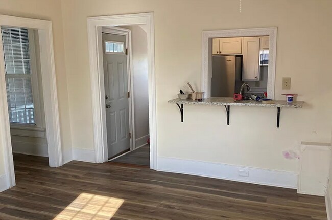 Photo - 702 Nelson St