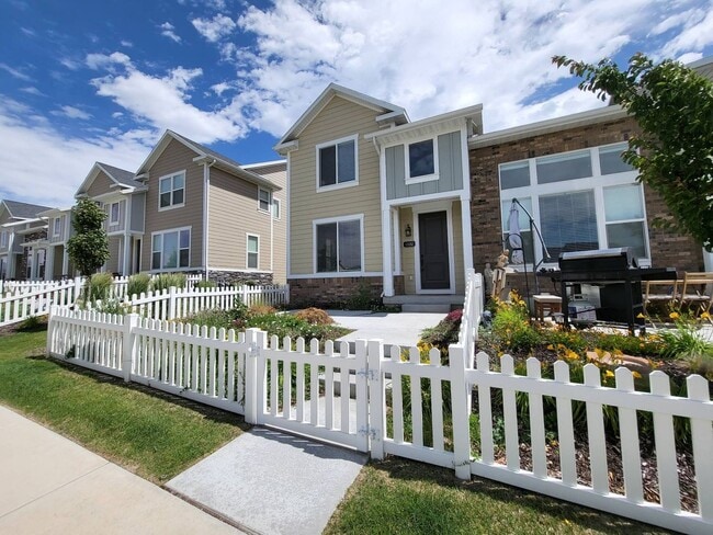 Building Photo - Pet Friendly Gorgeous Row End Townhome w 2...