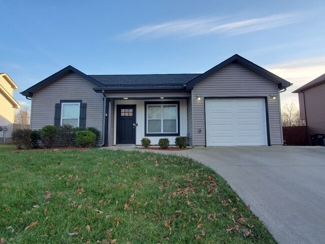 Photo - 3 Bedroom 2 Full Bath Dog Friendly Home For Rent!