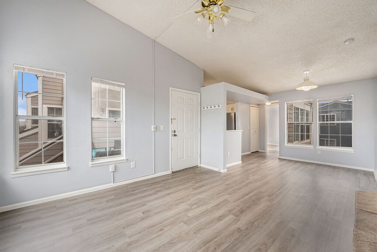 2 Bed 1 Bath Condo in the Yacht Club Neigh... - 2 Bed 1 Bath Condo in the Yacht Club Neigh...