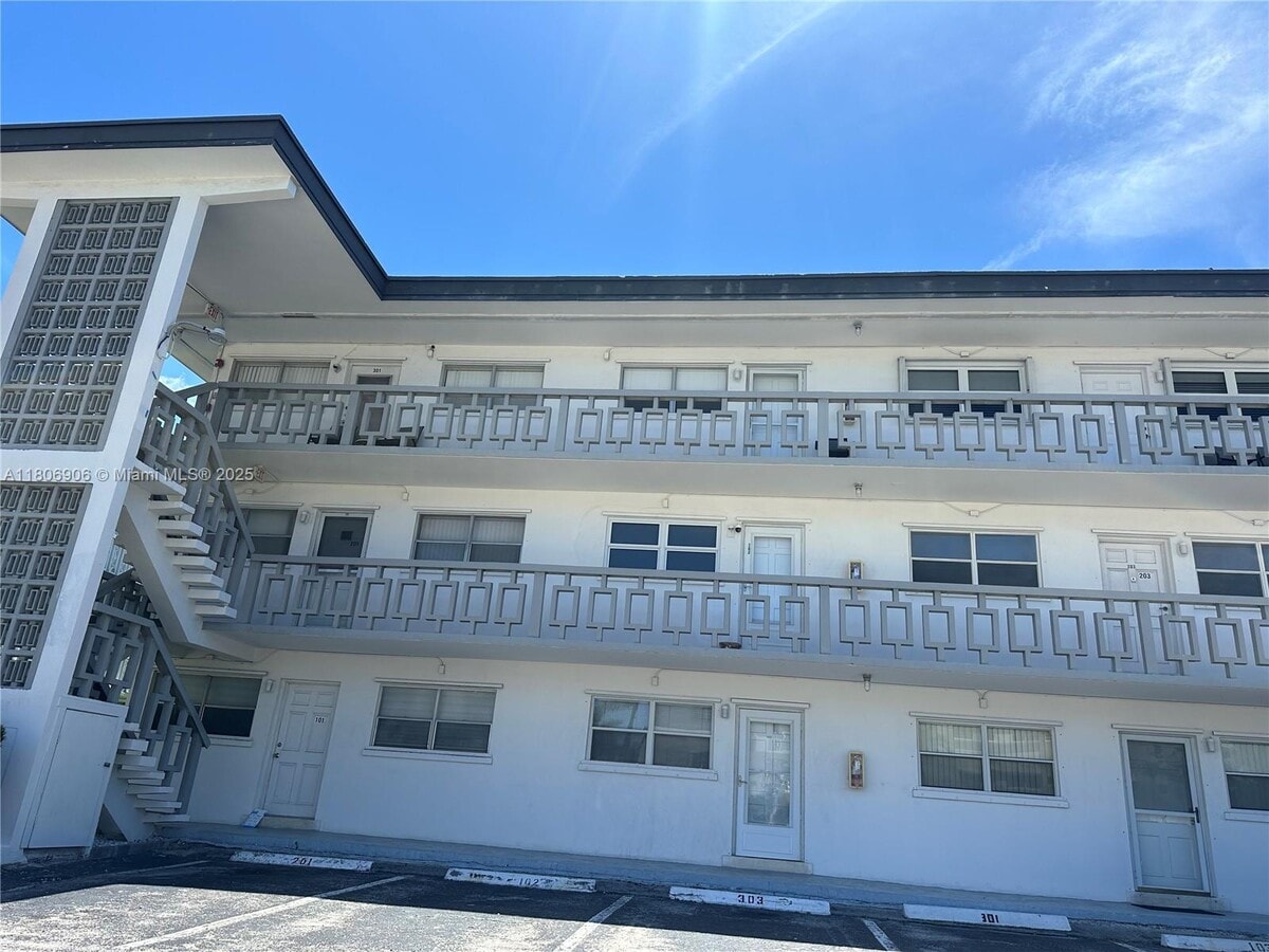 Photo - 467 Golden Isles Dr Unidad 305 Rental