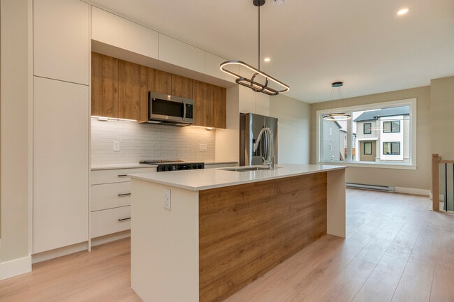 Photo - 72 Colonial Cres