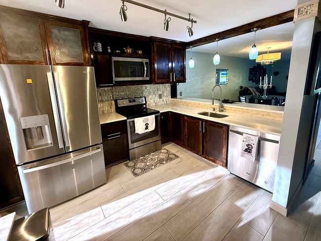Building Photo - 4150 Looking Glass Ln Unit 3