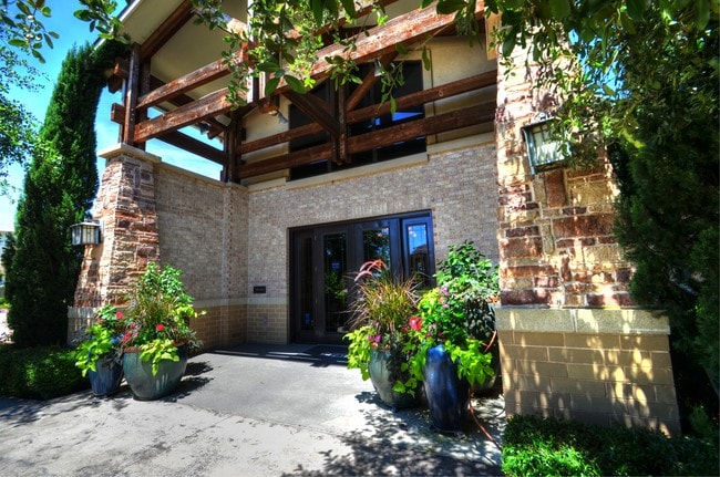 Office - Lakeside 121 Apartments