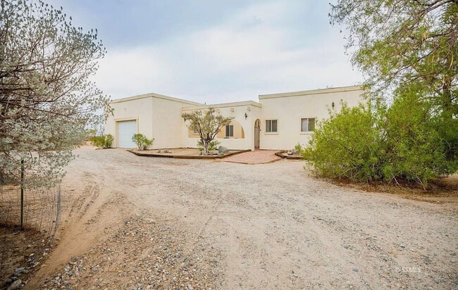 Building Photo - 1617 S Forest Knoll St