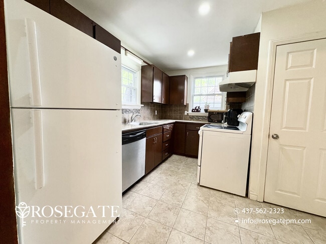 Photo - Charming 3-Bedroom Detached Home with Garage & Backyard – Niagara Falls
