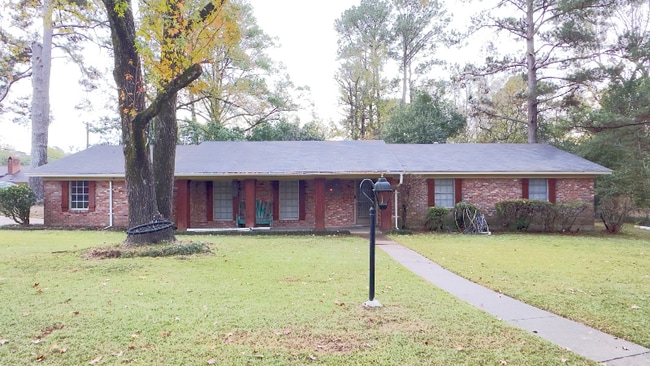 Building Photo - 2009 Lake Trace Dr