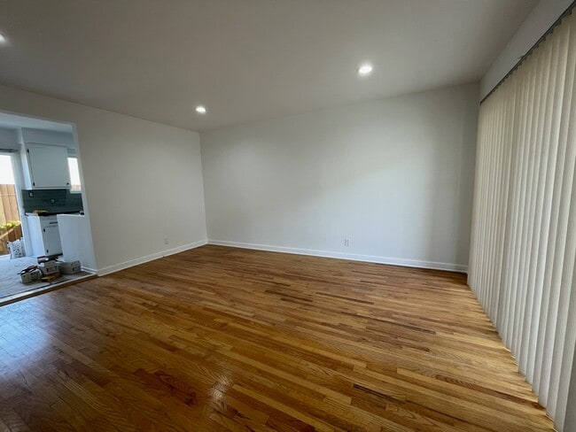 Living room - 14333 Albers St Unit 2